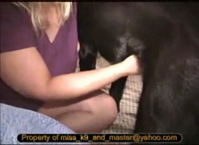 Video :Blonde woman masturbating a big dog dick